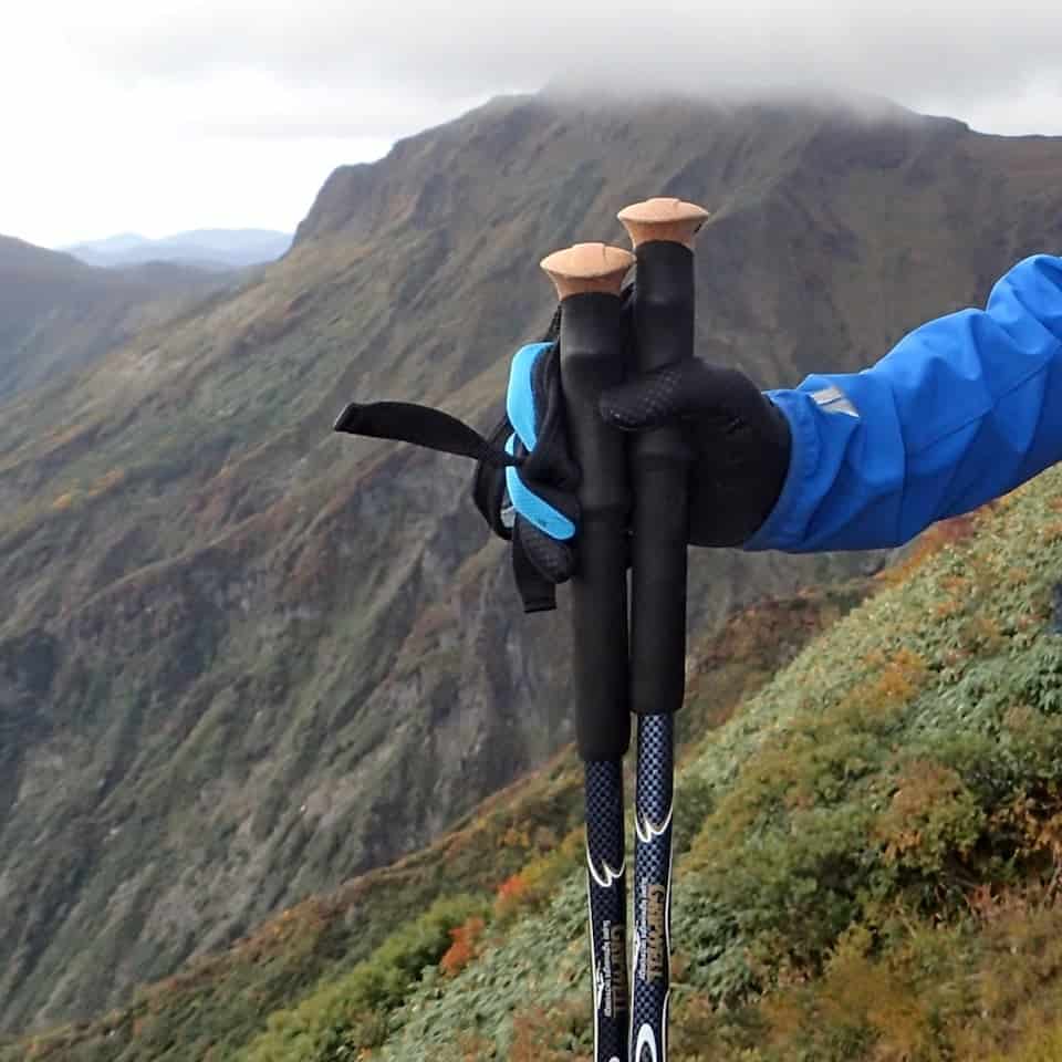 過去にヤマケイのギア・レポートでも見事1位の「BEST BUY」にも輝いた優れモノ。 晩秋の谷川岳にて。 寒さで手がかじかんでいても軽く確実に締まるので安心。