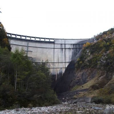 2016/10/15～17の日程で歩いてきた下ノ廊下、旧日電歩道ルートより、2日目10/16のロッジくろよんから阿曽原温泉小屋までのうち、ロッジくろよん→内蔵助谷出合編。 行程地図はこちら。この日の行程はロッジくろよん→黒部ダム→内蔵助谷出合→別山谷出合→白竜峡→十字峡→S字峡→仙人谷ダム→阿曽原温泉小屋。