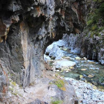 2016/10/15～17の日程で歩いてきた下ノ廊下、旧日電歩道ルートより、2日目10/16のロッジくろよんから阿曽原温泉小屋までのうち、内蔵助谷出合→別山谷出合編。 行程地図はこちら。この日の行程はロッジくろよん→黒部ダム→内蔵助谷出合→別山谷出合→白竜峡→十字峡→S字峡→仙人谷ダム→阿曽原温泉小屋。